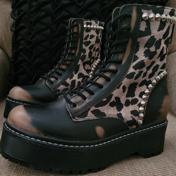 STEVE MADDEN ACTIVATED CHUNKY LEATHER PLATFORM COMBAT BOOTS - Picture 1 of 9